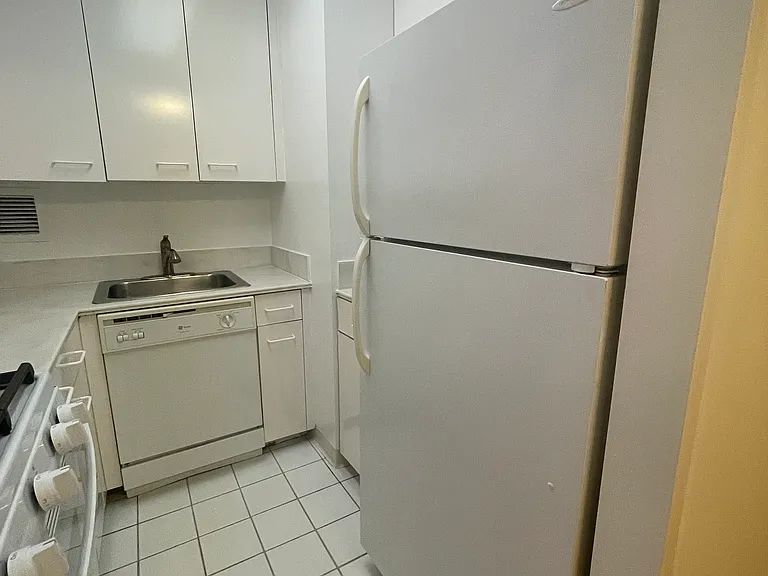 330 E 38th St #28H — Photo 6