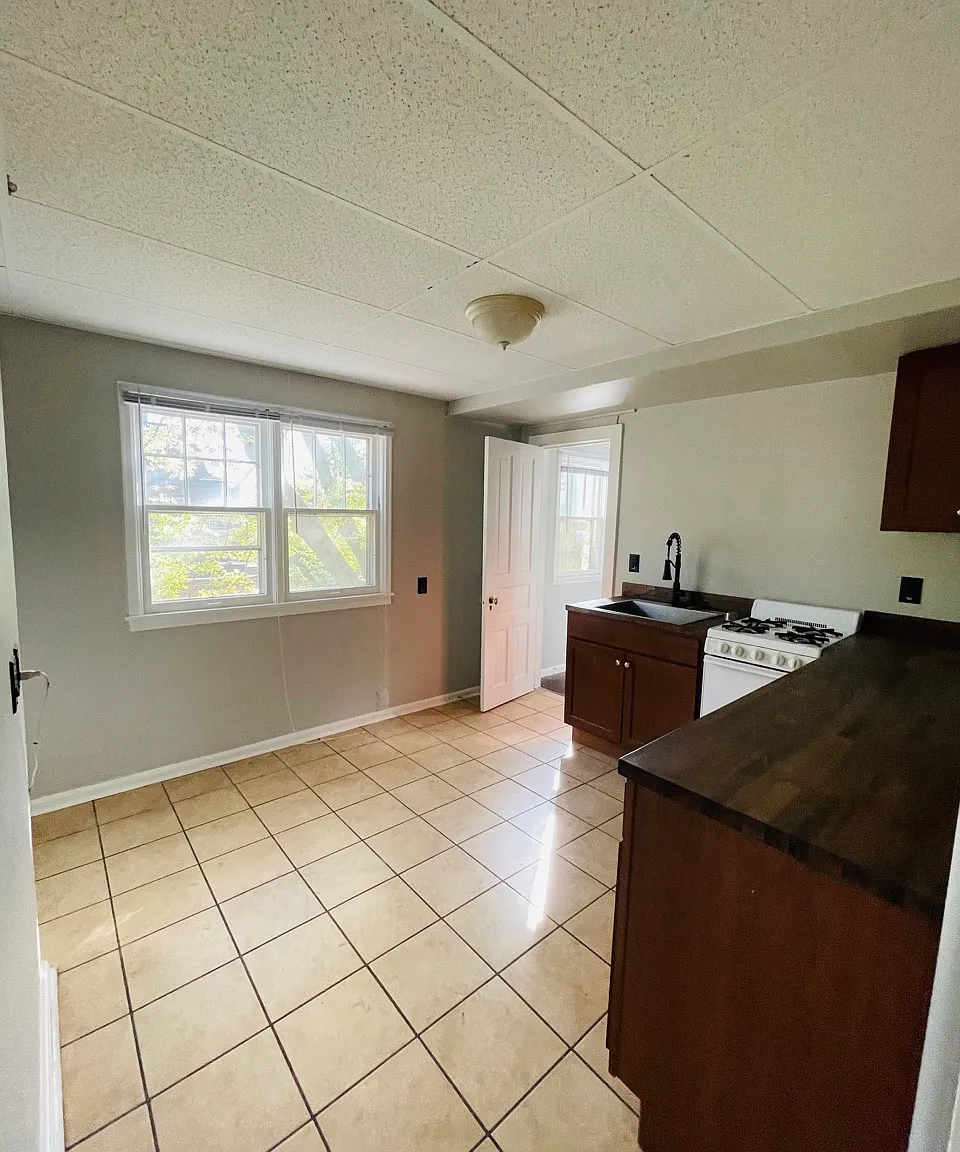 1901 Dupont Ave S. - 5 — Photo 3