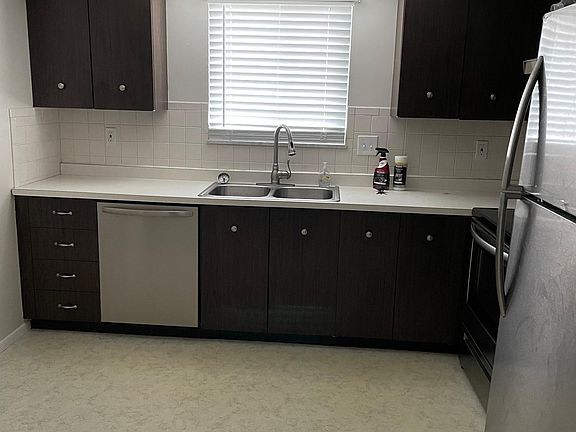 Full Large Kitchen w/new Stainless Appliances