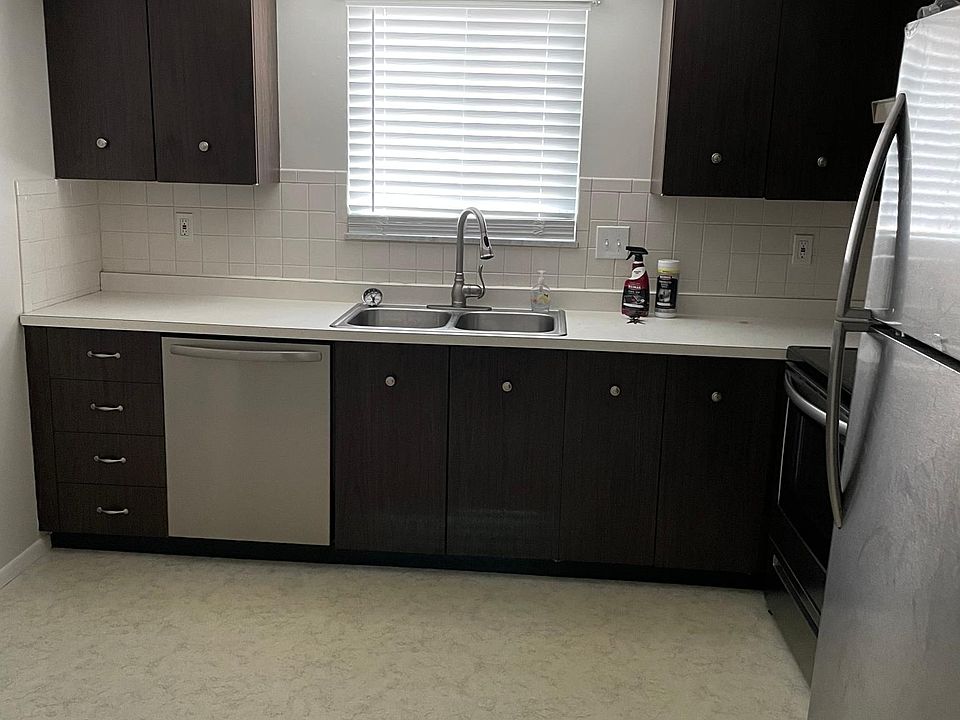 Full Large Kitchen w/new Stainless Appliances
