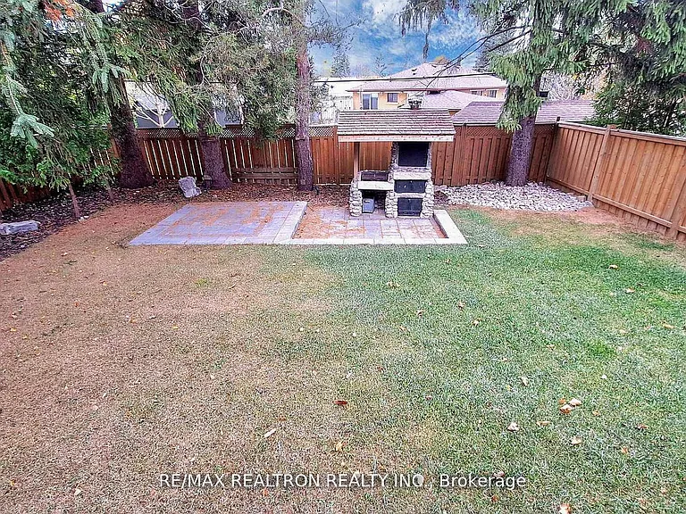 84 Murray Dr — Photo 36