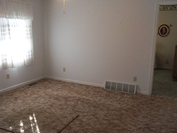 4th image of 102 Drummond Ave