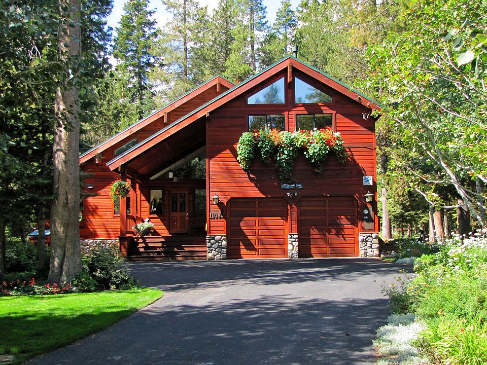 Beautifully Landscaped Level Lot