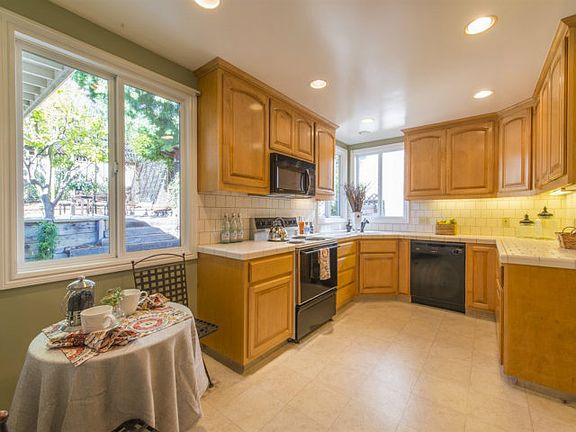 5th image of 1118 Villa Ave