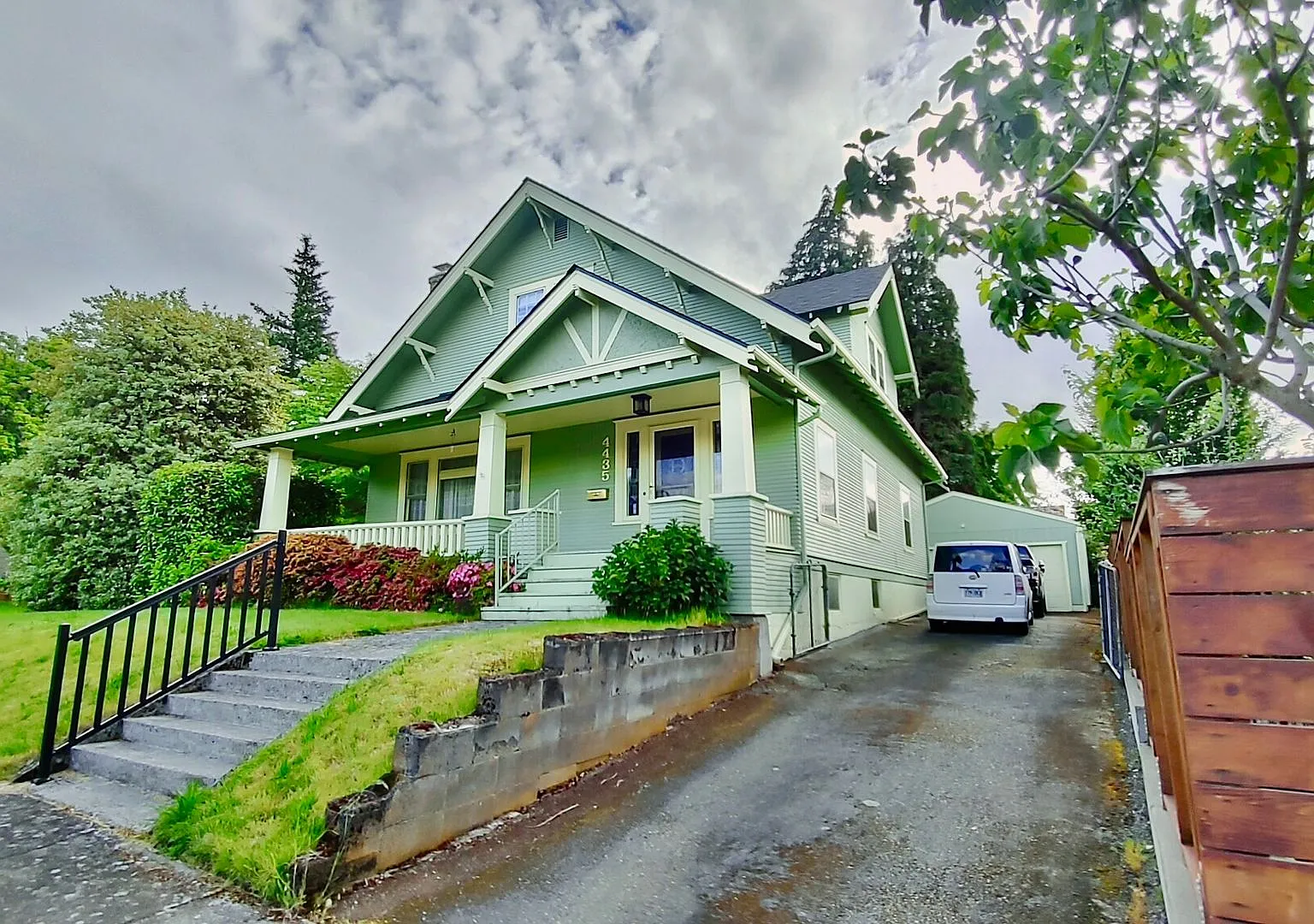 Gorgeous Craftsman-Style 5 Bedroom Home Located in the Sought After Roseway Neighborhood! — Photo 2