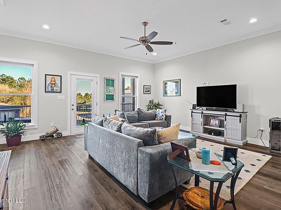 5th image of 47 Oak Alley Ln