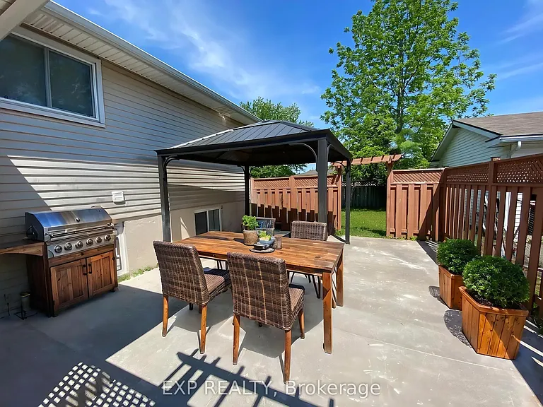 92 Leaside Dr #UPPER — Photo 12