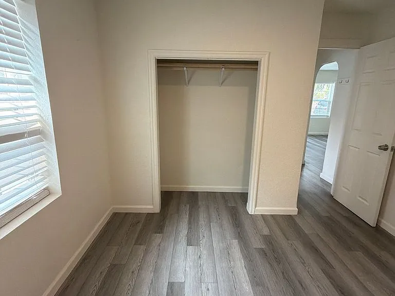 2410 Englewood Ave — Photo 14