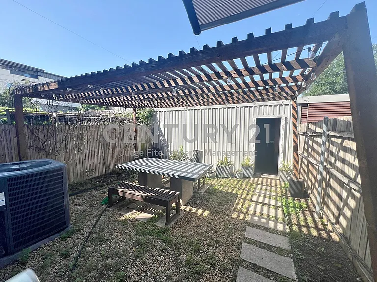 1813 S Ervay St — Photo 4