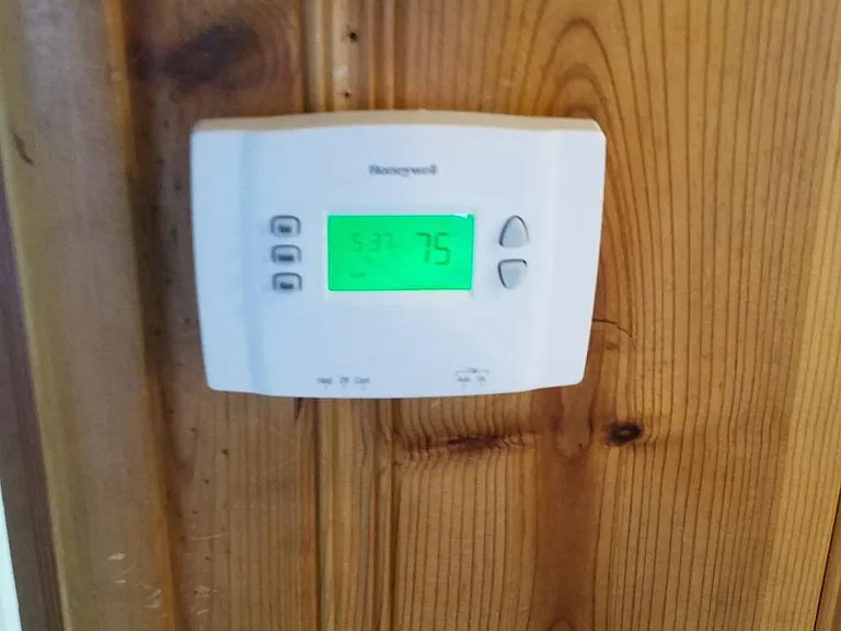 automatic set thermostat to control heater