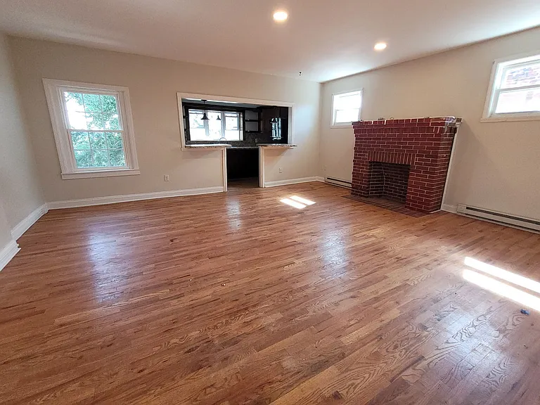 905 E King St — Photo 13