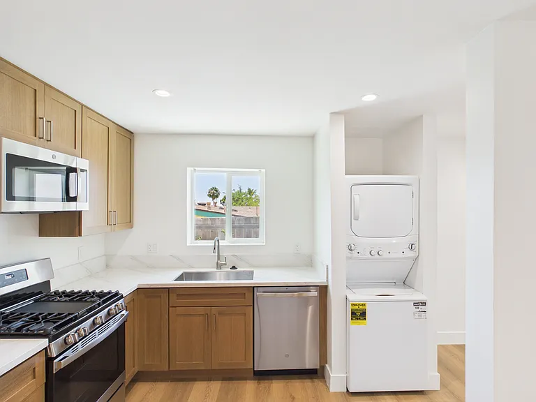 1132 W Redwood St — Photo 15
