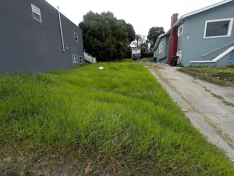 Macarthur Blvd photo 1