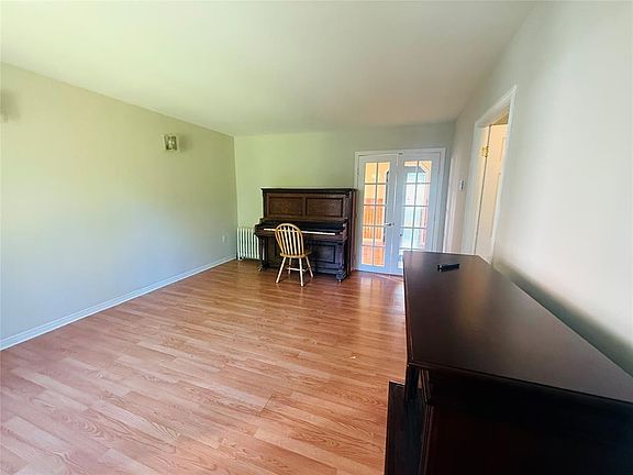 3rd image of 1135 Main Road