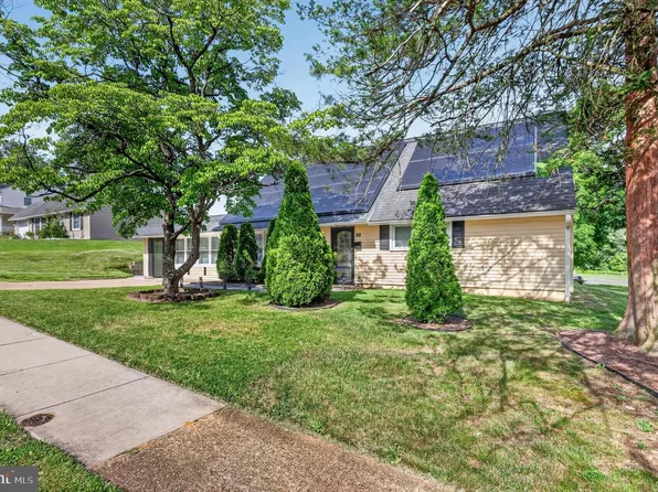 88 Cobalt Cross Rd, Levittown, PA 19057