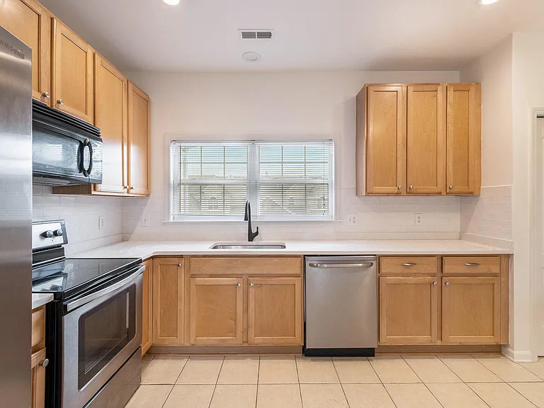 2925 N Knightsbridge Cir — Photo 11