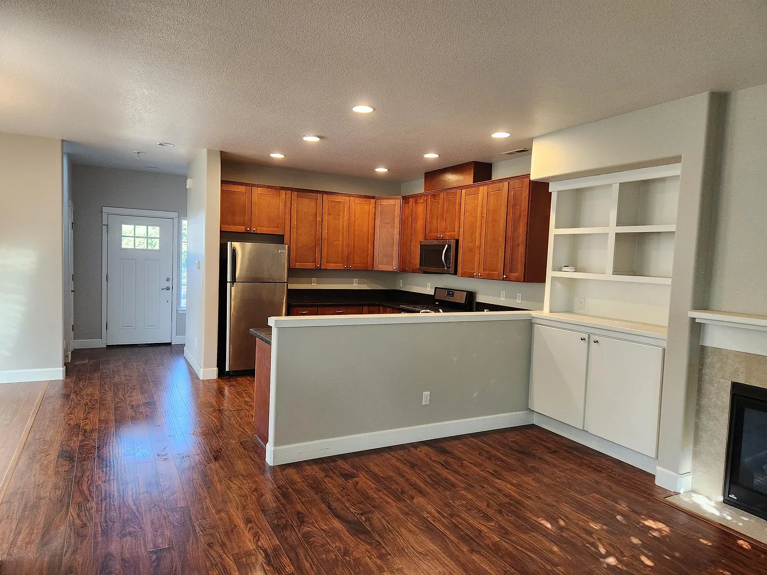 3 bed, 2.5 bath, 1566 sqft, $2,795 — Photo 2