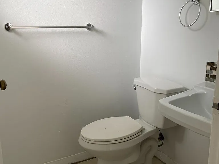 1312 Saxon Blvd — Photo 11