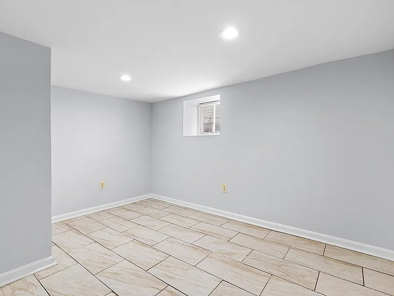 2510 Roslyn Ave — Photo 45