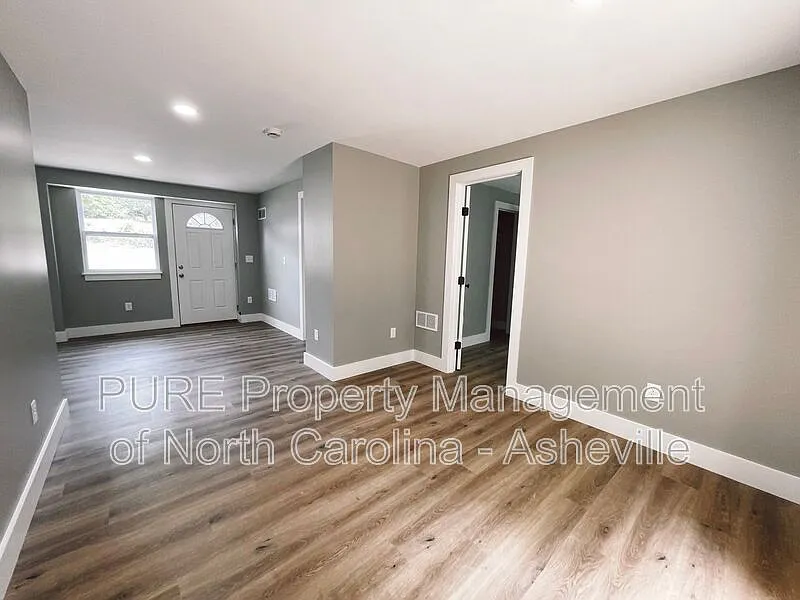 3 bed, 1.0 bath, 785 sqft, $2,400 — Photo 3