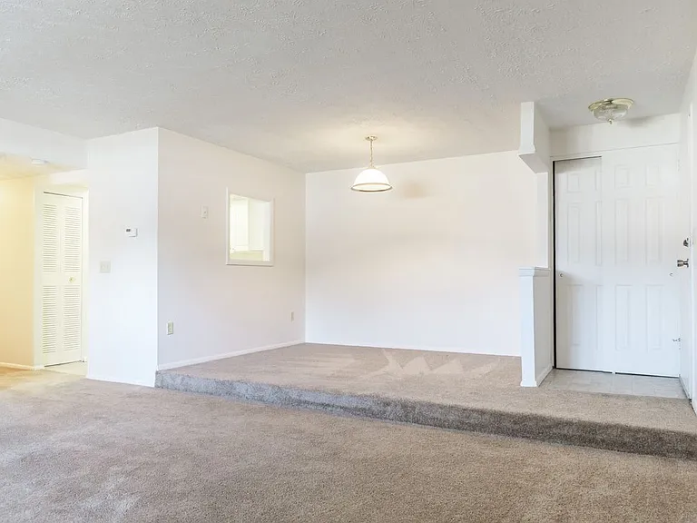 Windsor Gardens Apartments — Photo 16