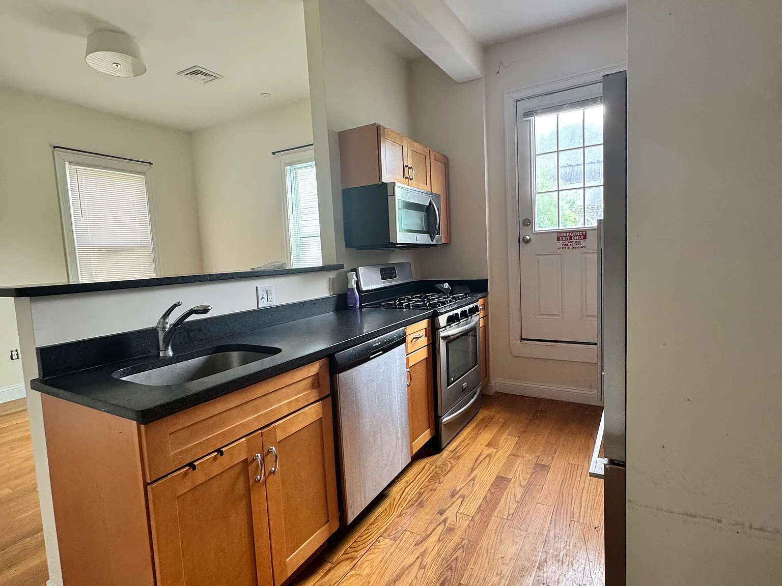 2 bed, 750 sqft, $3,100 — Photo 4