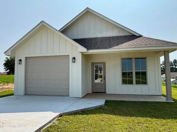34 Governors Cir, Poplarville, MS 39470