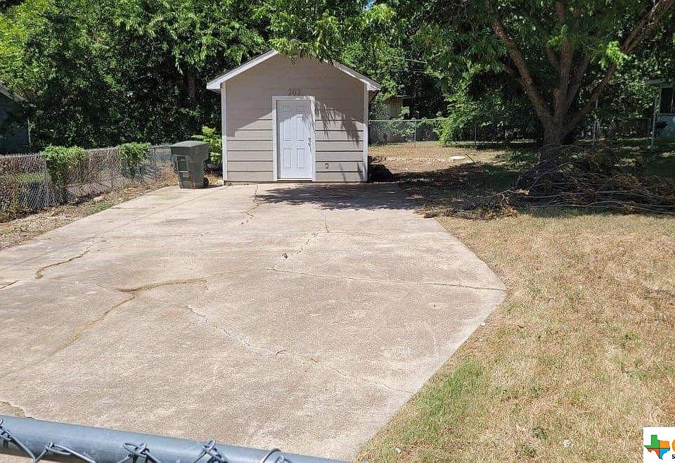 1st image of 202 E Vardeman Ave