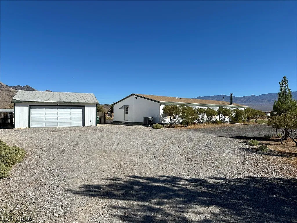 4 bed, 3.0 bath, 2372 sqft, $2,000 — Photo 2
