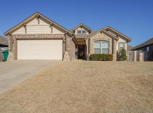 5217 Skylane Dr, Sand Springs, OK 74063