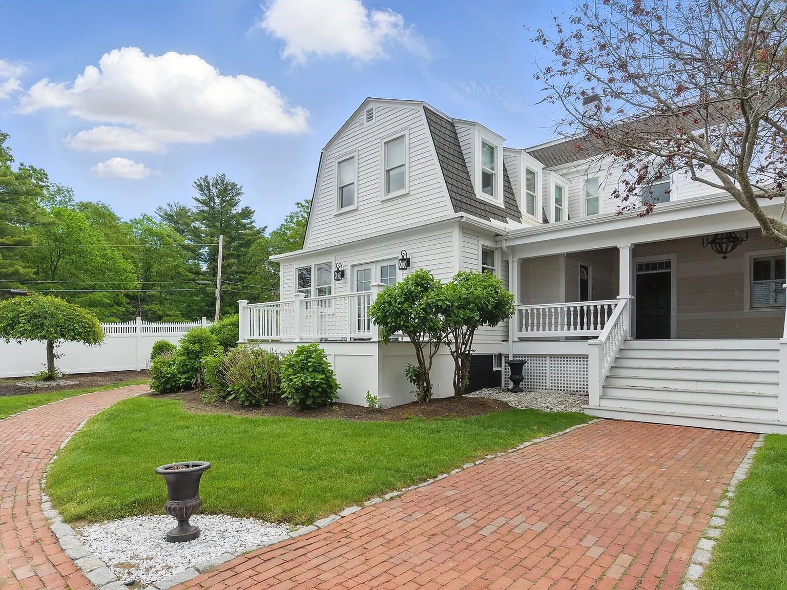 3 bed, 2.5 bath, 2700 sqft, $6,250 — Photo 2