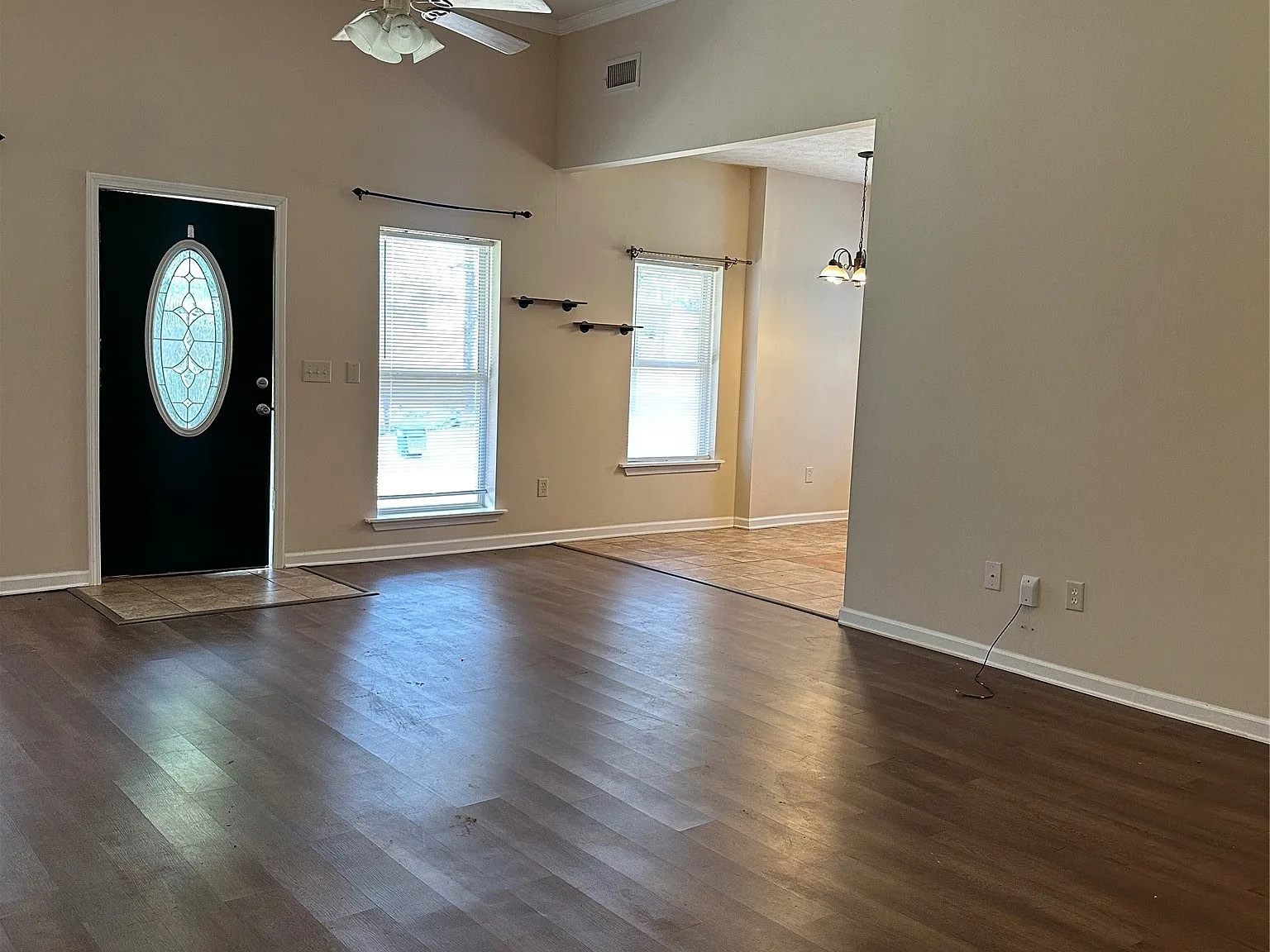3 bed, 2.0 bath, 1600 sqft, $1,600 — Photo 3