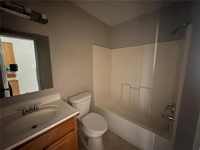 3 bed, 1.0 bath, 954 sqft, $1,300 — Photo 4
