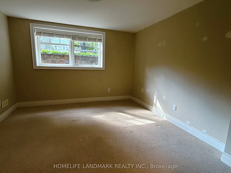 2062 Glenforest Cres — Photo 18
