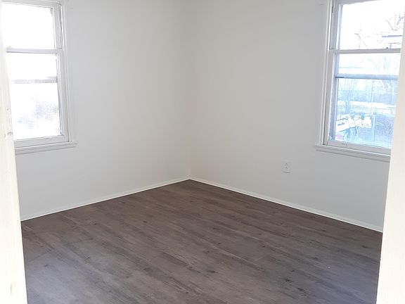 5th image of 527 Holbrook Dr