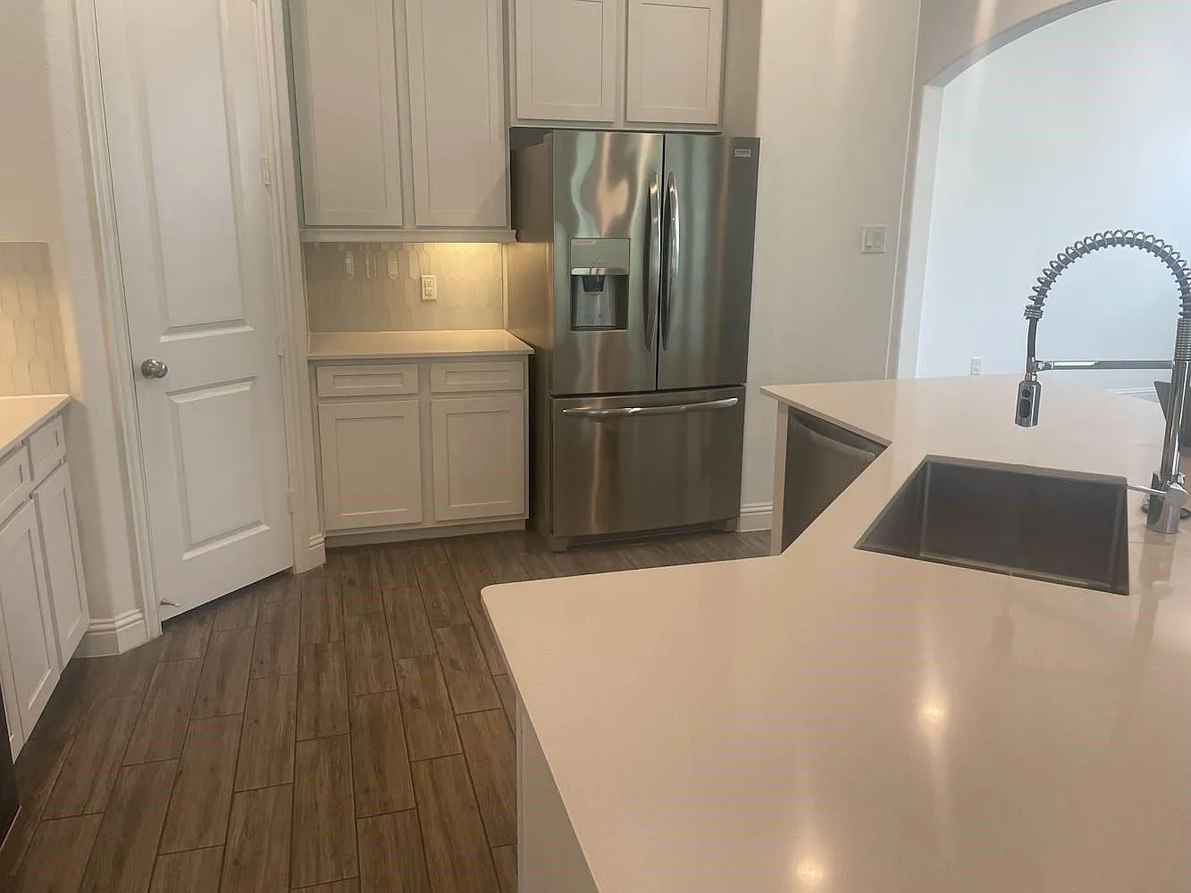 4 bed, 2.5 bath, 2411 sqft, $2,299 — Photo 4