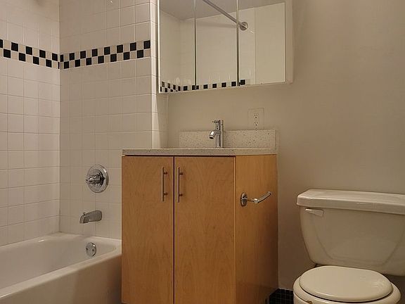 5th image of 225 E 6th St APT 2D