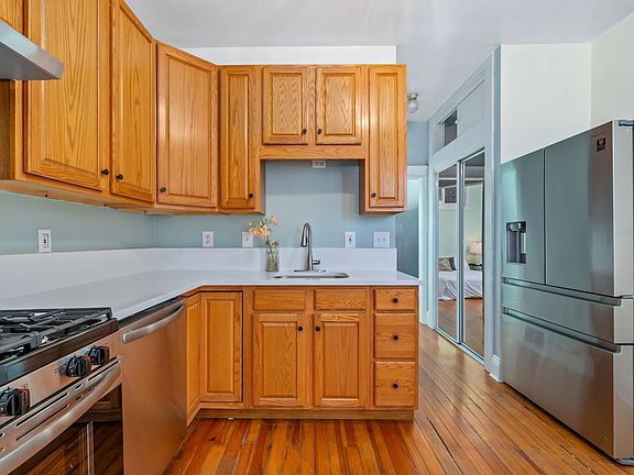 5th image of 129 E Exposition Ave