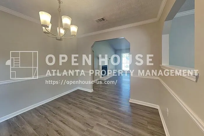 1395 Chalet Cir — Photo 5