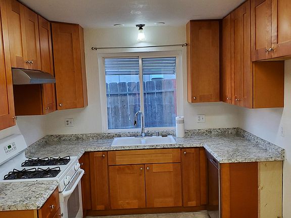 2nd image of 827 La Playa Ct