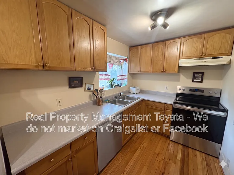 1405 Halleck St — Photo 4