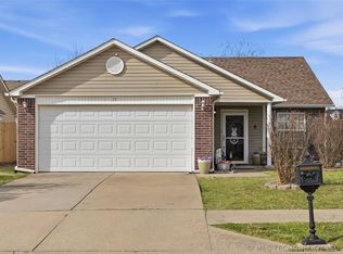 11 W Fairlane Pl, Sapulpa, OK 74066