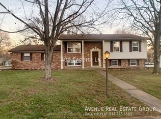 400 Cardiff Ln, Ballwin, MO 63021