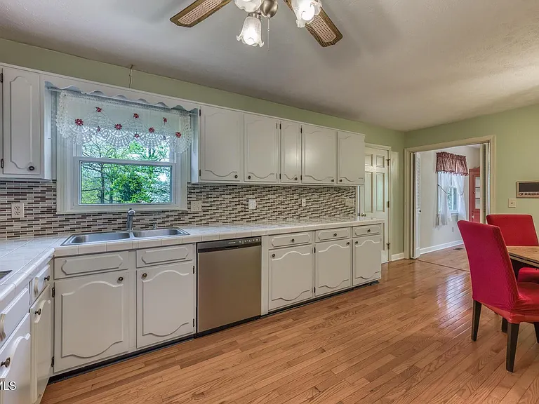 908 Meadow Ln — Photo 13