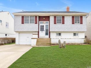 22 E 1st St, Freeport, NY 11520