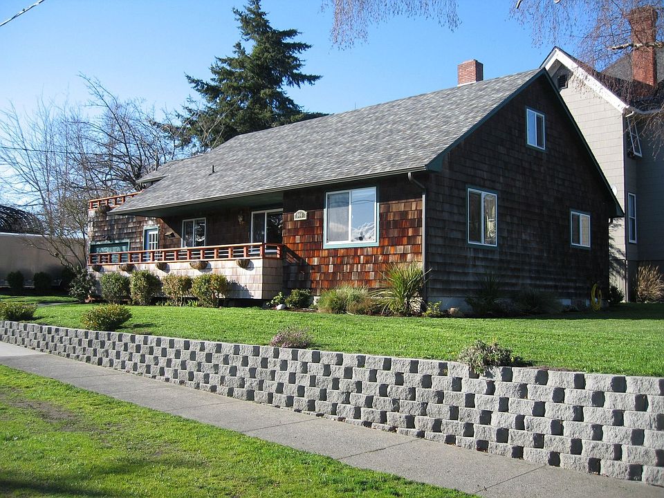 Sunny corner lot in Uptown