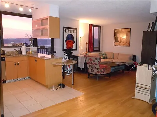 Sold by R New York | media 7