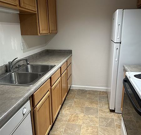 4th image of 2300 Sycamore Ln APT 12