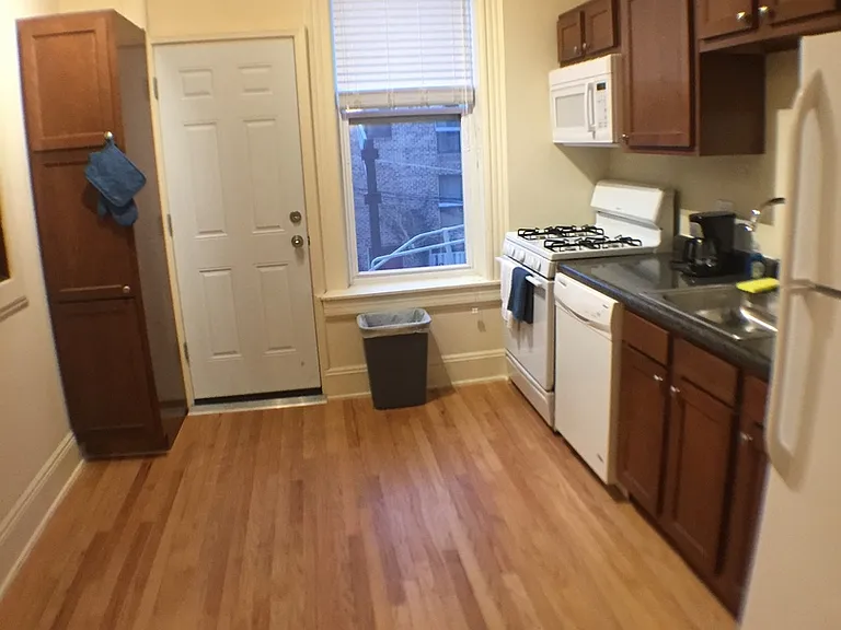 1153 W Dickens Ave — Photo 2
