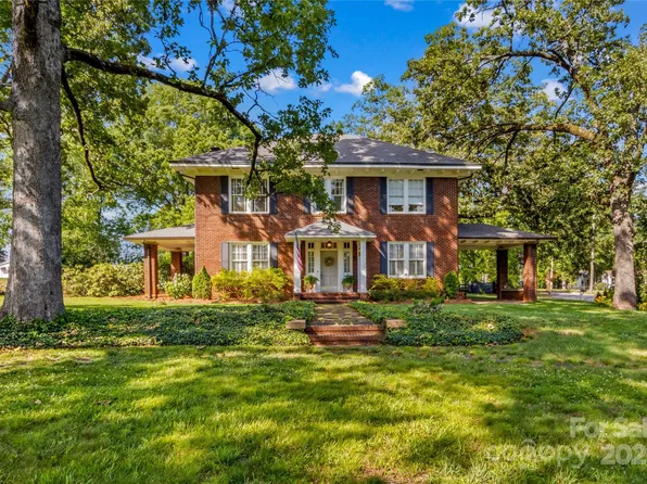 712 N Center St, Statesville, NC 28677